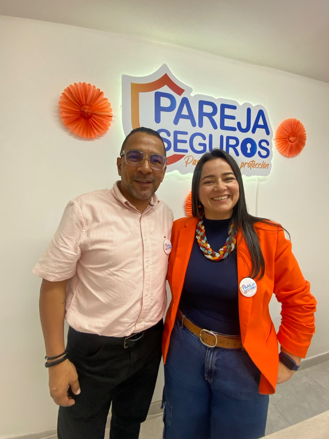 Didier y Paula, socios de Pareja Seguros, en su oficina de Armenia